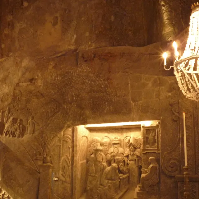 Μια αίθουσα του ορυχείου Wieliczka με πολυέλαιο και τοίχους από αλάτι